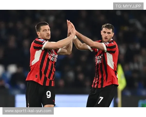 AC米兰反击飞速推进，莱奥连过两人推射命中